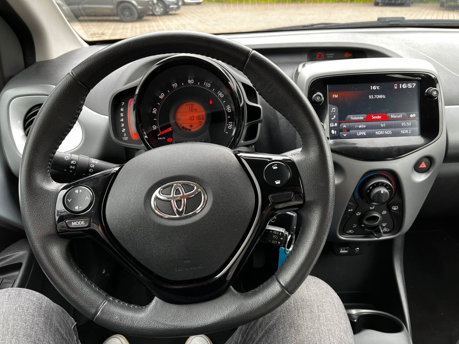 Fahrzeugabbildung Toyota Aygo AYGO x-play Team D +Kamera/LED/Klima+